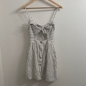 ⭐️GUC tie front keyhole dress